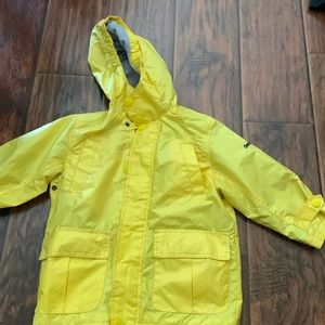 4T yellow Oshkosh waterproof rain jacket. Light weight. Zip & Velcro closure